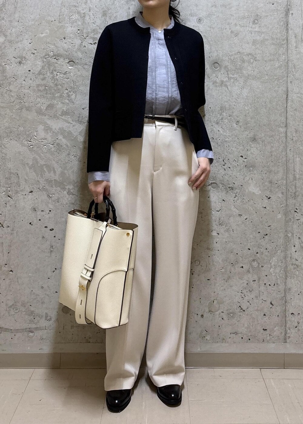ブラック系のドレスシューズ、ブルー系のシャツ/ブラウス、ベージュ系のその他パンツを着用したレディースの春コーディネートの2枚目の写真