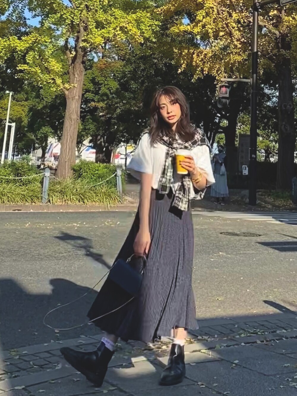 「ZARAのアイテム（スカート、ブルー系）」を使った、鈴木ヒカリさん（レディース・156cm）の秋コーディネートの2枚目の写真