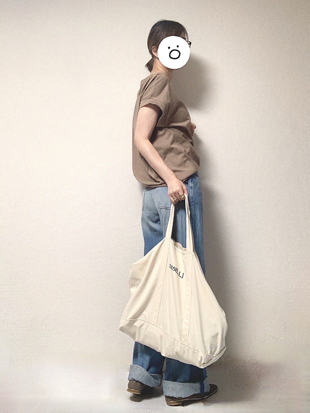 ブラウン系のTシャツ/カットソー、ブルー系のデニムパンツ、ホワイト系のトートバッグを着用したレディースの夏コーディネートの2枚目の写真