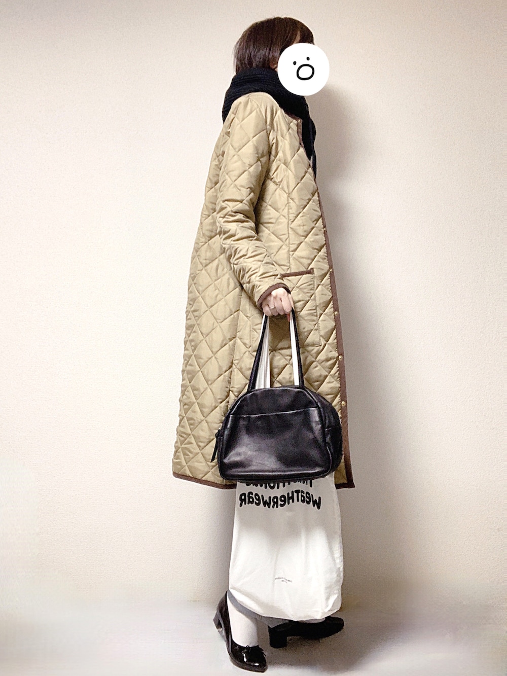 ブラック系のバレエシューズ、ブルー系のデニムパンツ、ブラック系のトートバッグを着用したレディースの秋コーディネートの2枚目の写真