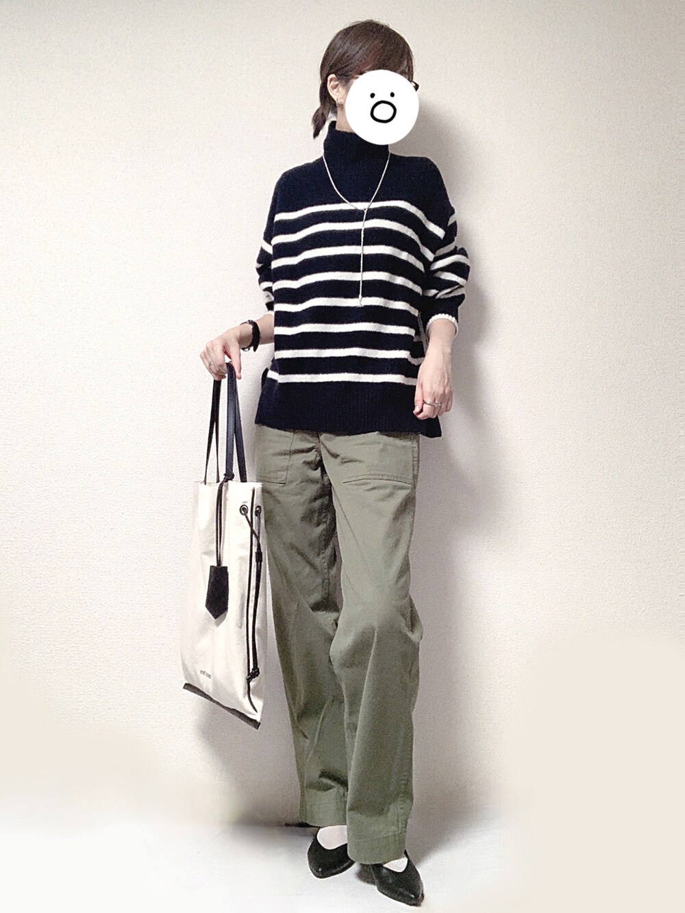 ブラック系のその他シューズ、グリーン系のその他パンツ、ブラック系のトートバッグを着用したレディースの秋コーディネートの2枚目の写真