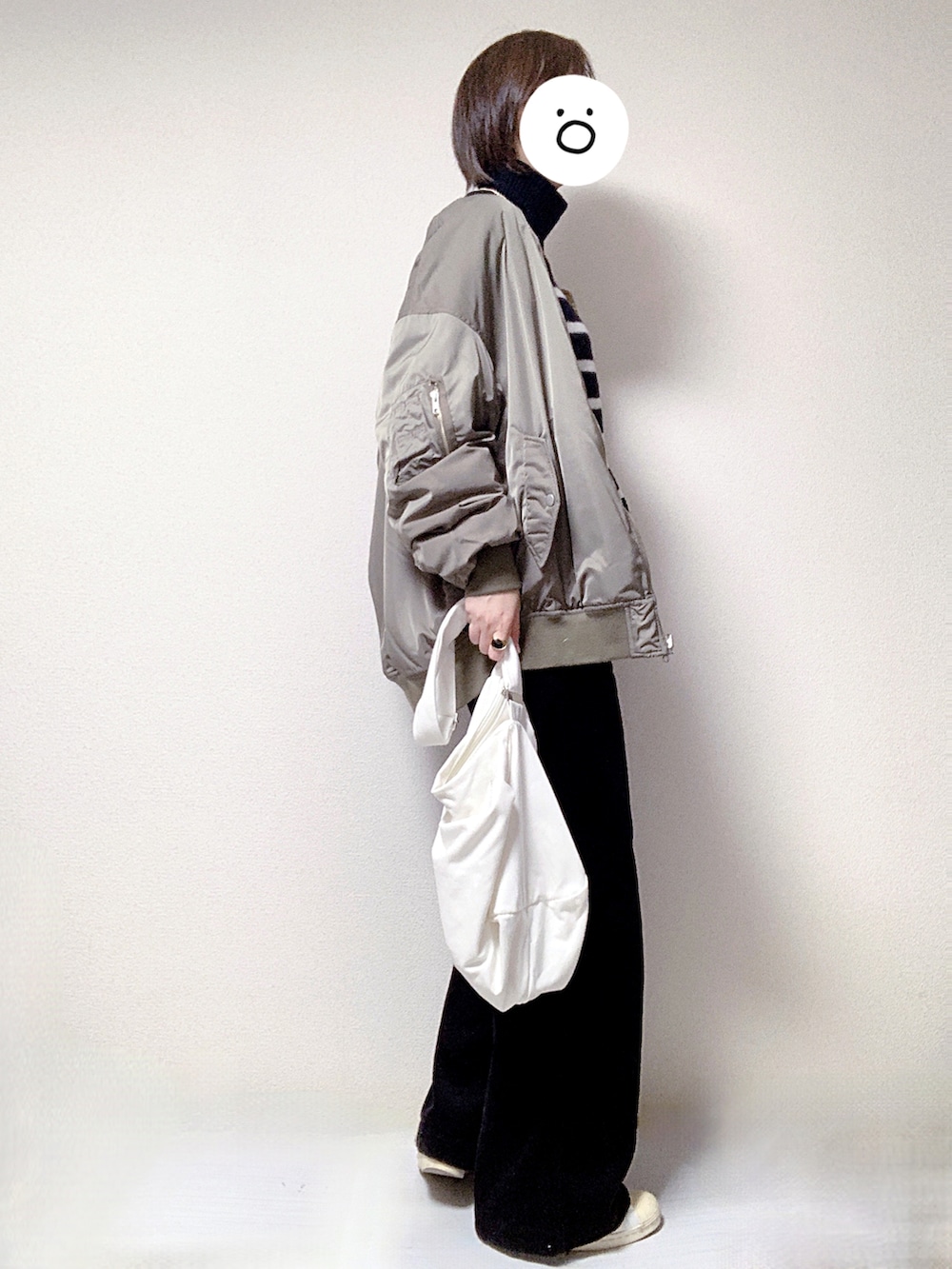 ホワイト系のスニーカー、ブラック系のその他パンツ、ホワイト系のショルダーバッグを着用したレディースの冬コーディネートの2枚目の写真