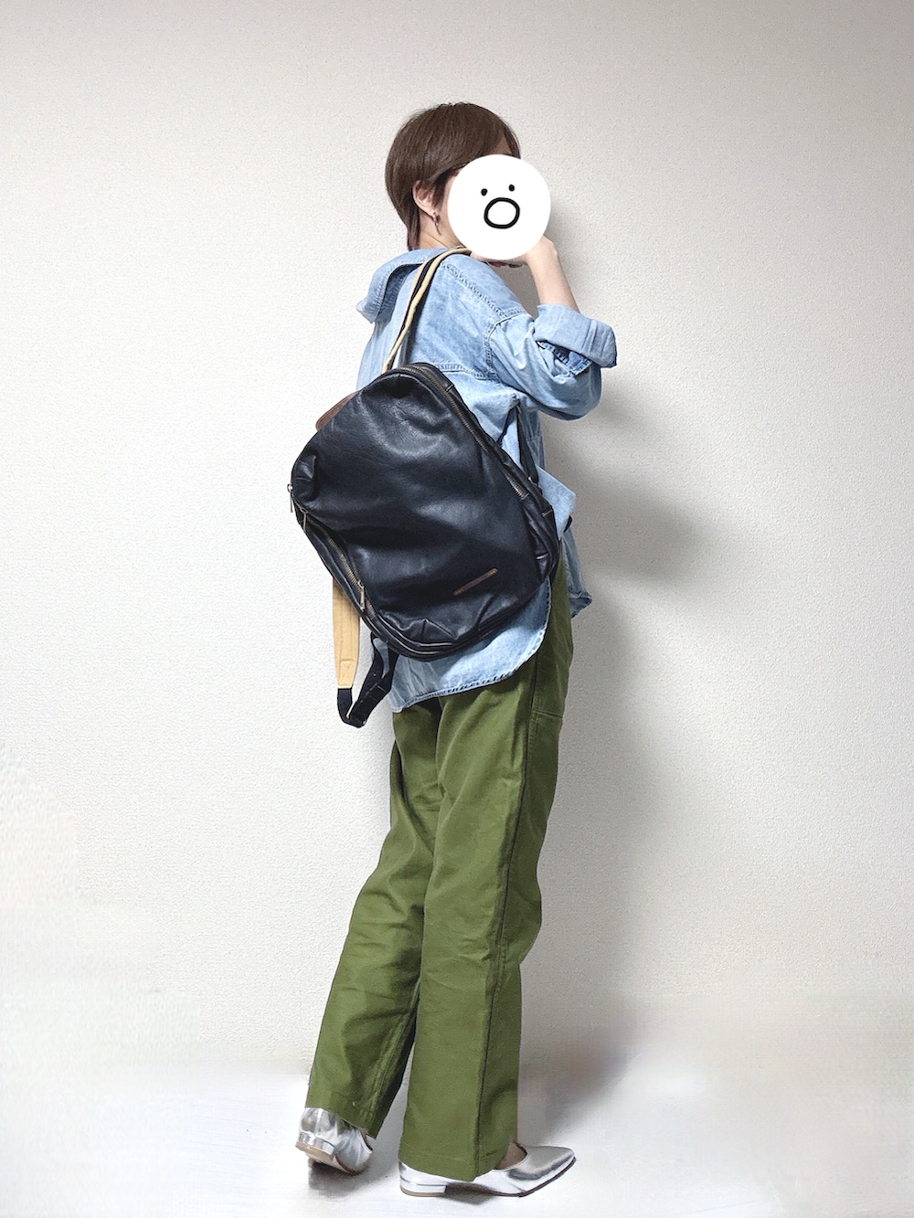 ブルー系のシャツ/ブラウス、グリーン系のその他パンツ、シルバー系のその他シューズを着用したレディースの春コーディネートの2枚目の写真