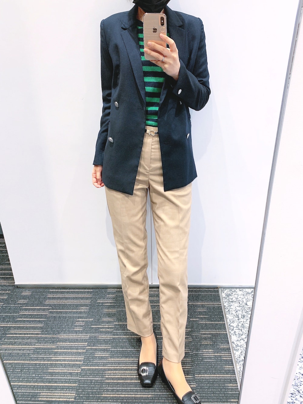 ブラック系のバックパック/リュック、ベージュ系のその他パンツ、ブルー系のテーラードジャケットを着用したレディースの春コーディネートの2枚目の写真