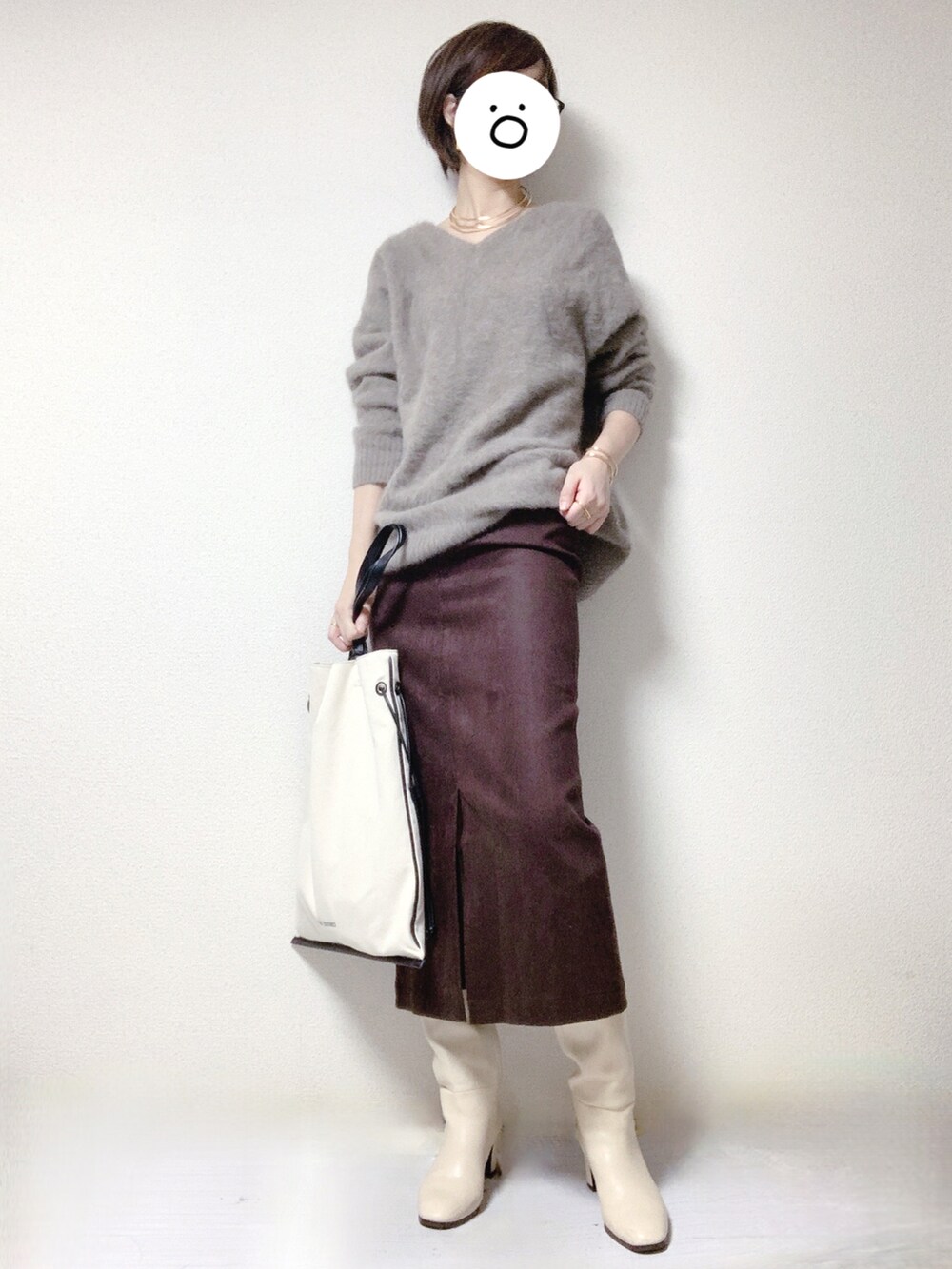 ホワイト系のブーツ、ブラウン系のスカート、ベージュ系のブルゾンを着用したレディースの冬コーディネートの3枚目の写真