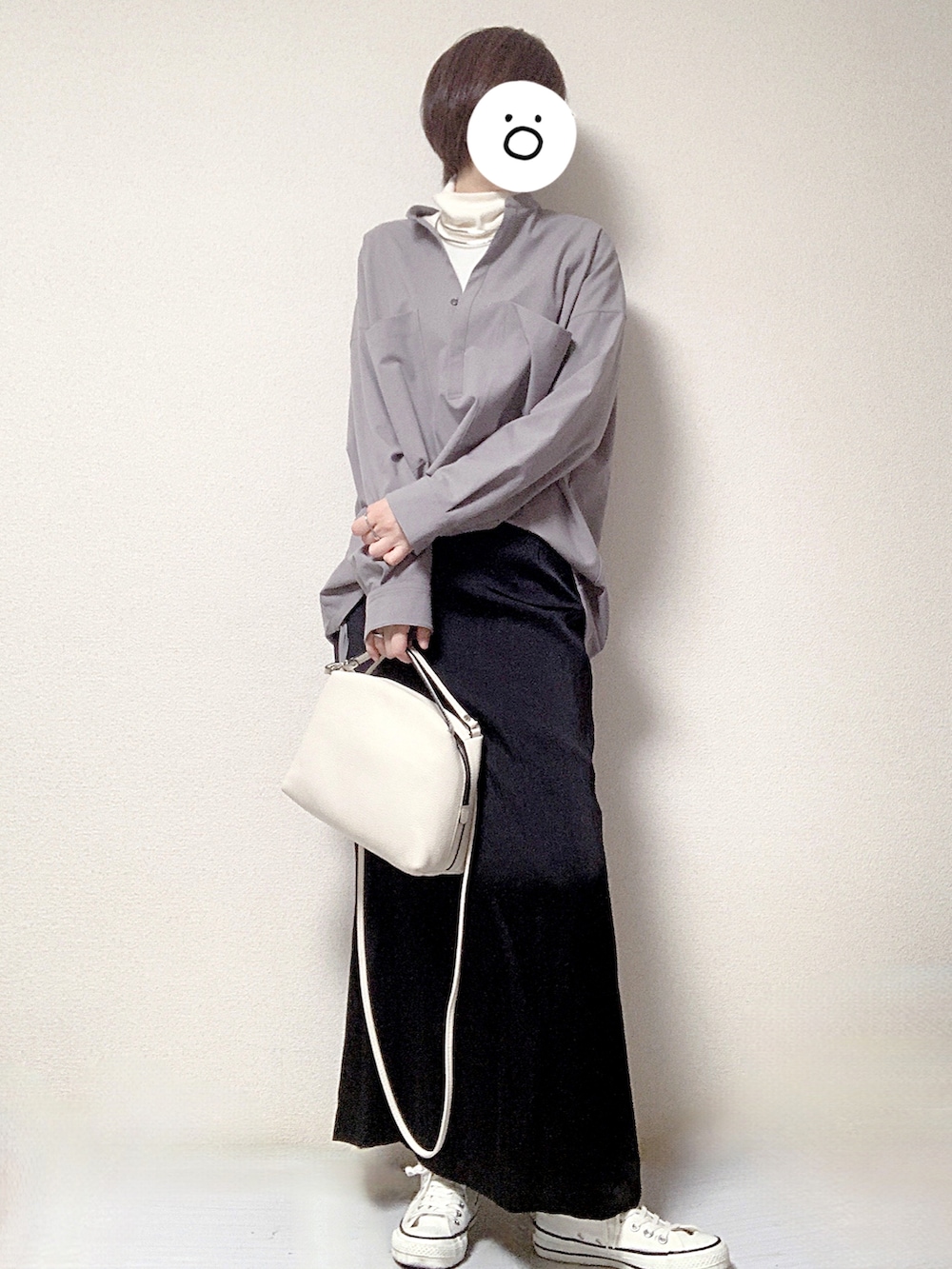 ホワイト系のスニーカー、ブラック系のスカート、ホワイト系のショルダーバッグを着用したレディースの冬コーディネートの3枚目の写真