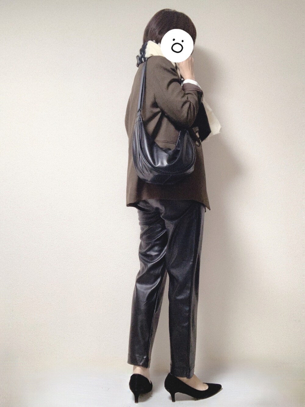 ブラック系のパンプス、ブラック系のその他パンツ、ブラック系のショルダーバッグを着用したレディースの秋コーディネートの2枚目の写真