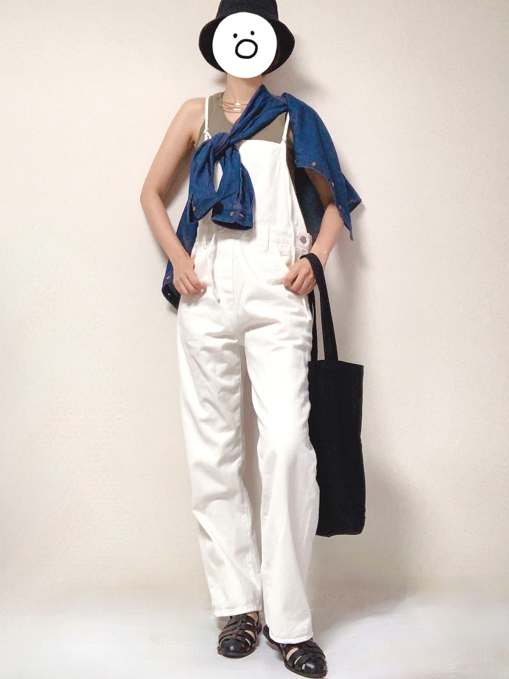 ホワイト系のサロペット/オーバーオール、ブラック系のトートバッグ、ブルー系のシャツ/ブラウスを着用したレディースの夏コーディネートの2枚目の写真