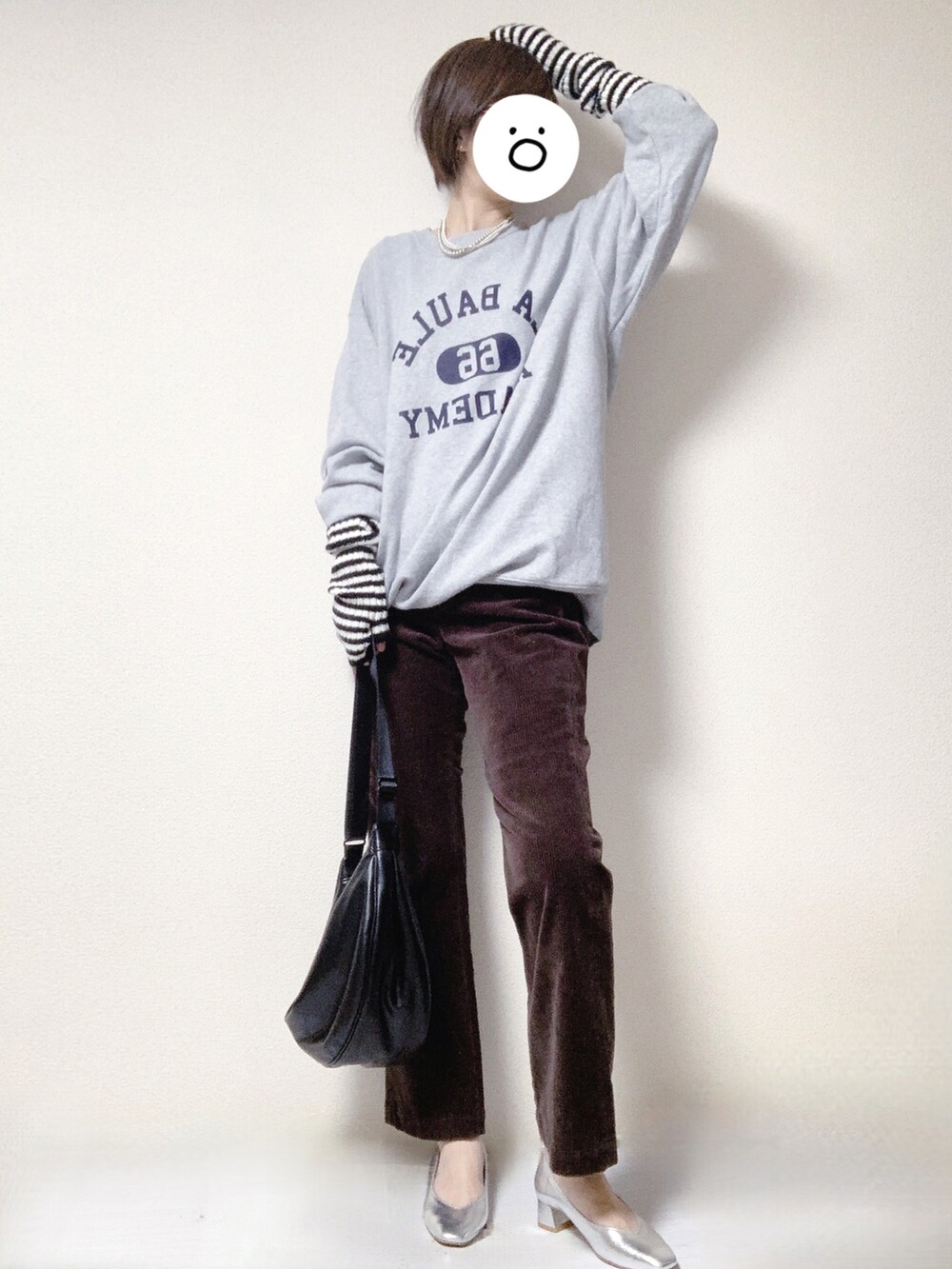 シルバー系のパンプス、ブラック系のショルダーバッグ、ブラウン系のその他パンツを着用したレディースの冬コーディネートの2枚目の写真