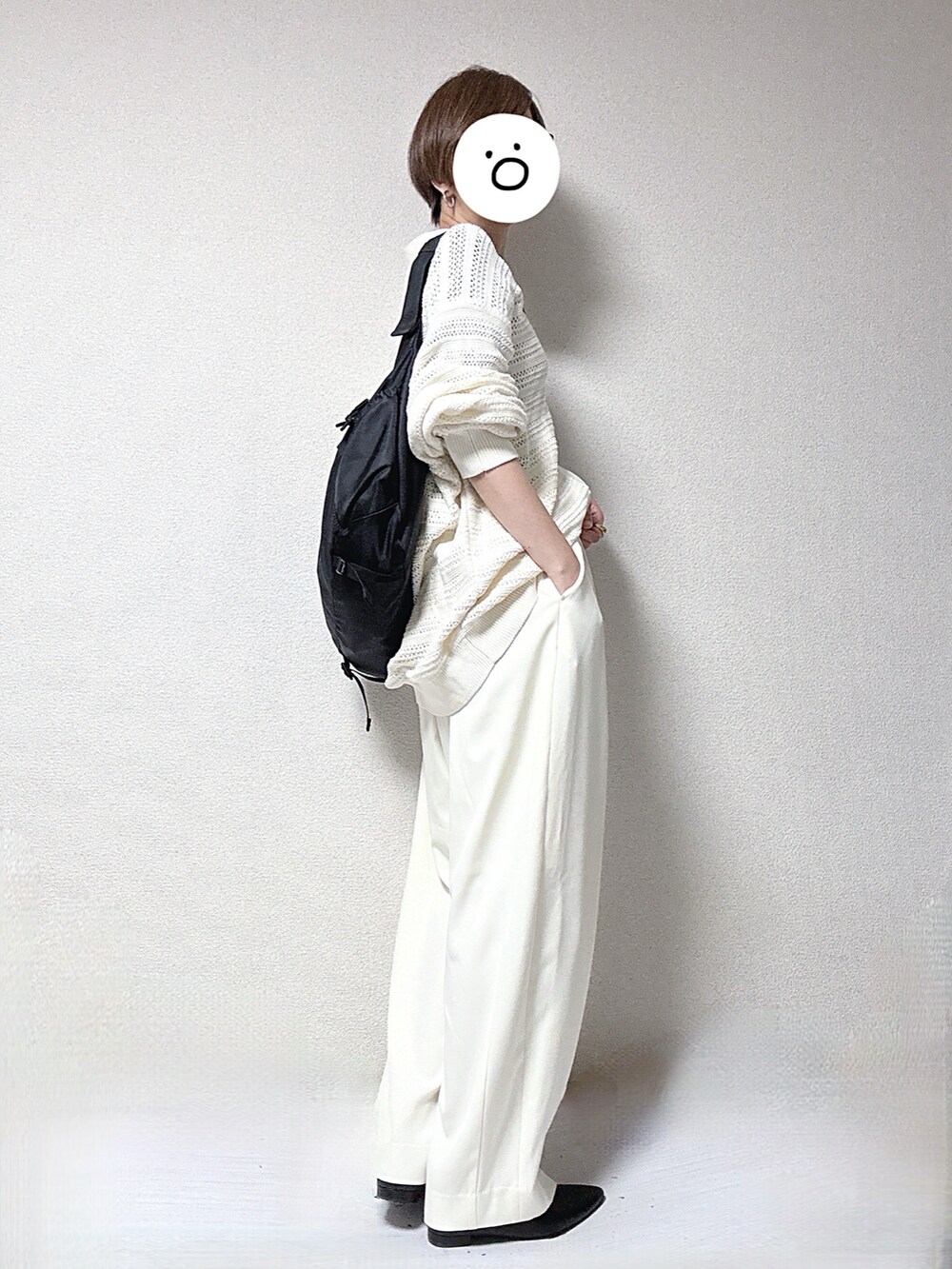 ブラック系のボディバッグ/ウエストポーチ、ホワイト系のカーディガン/ボレロ、ホワイト系のスラックスを着用したレディースの秋コーディネートの2枚目の写真