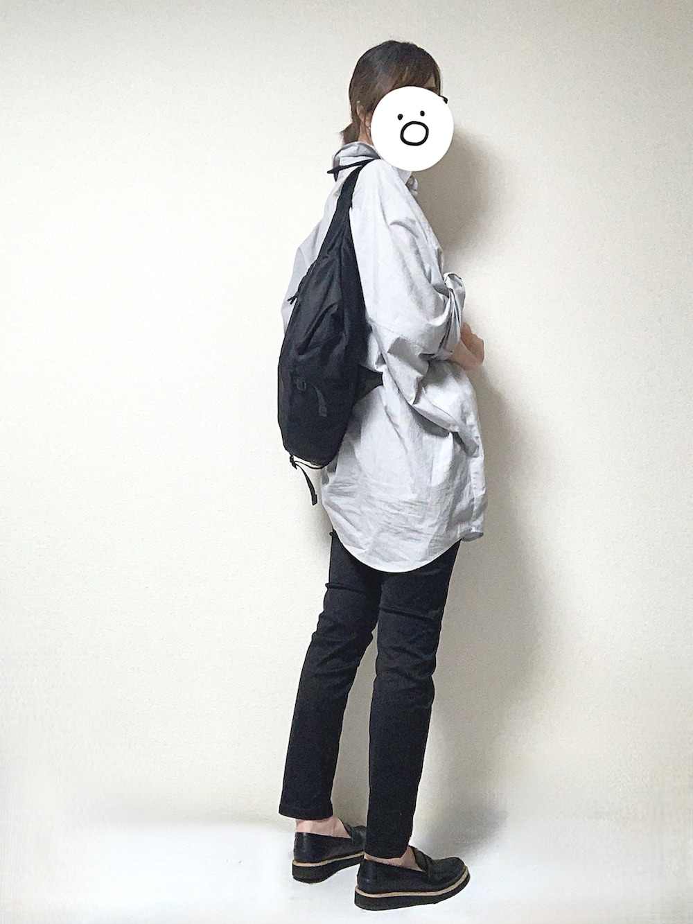 ブラック系のレインシューズ、ブラック系のボディバッグ/ウエストポーチ、ブラック系のシャツ/ブラウスを着用したレディースの夏コーディネートの2枚目の写真