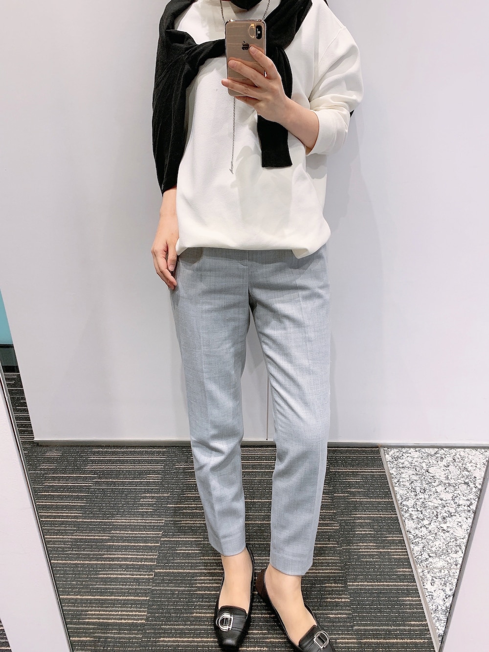 ホワイト系のTシャツ/カットソー、ブラック系のバックパック/リュック、グレー系のMA-1を着用したレディースの春コーディネートの2枚目の写真