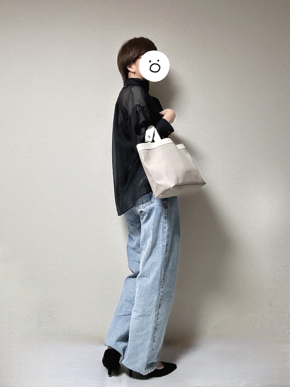 ブラック系のシャツ/ブラウス、ブルー系のデニムパンツ、ホワイト系のトートバッグを着用したレディースの秋コーディネートの2枚目の写真