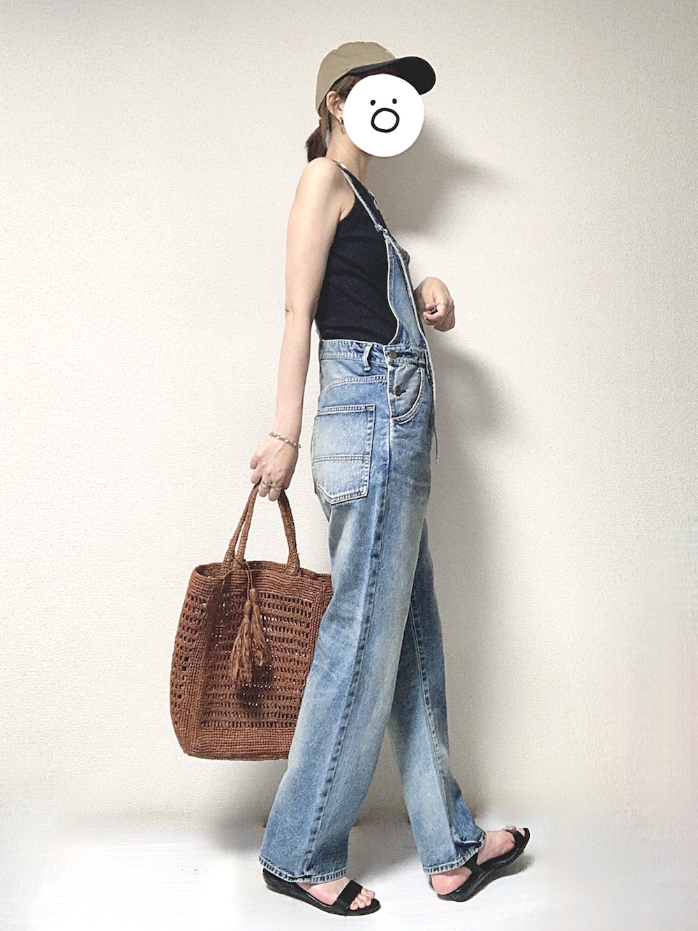 ブルー系のつなぎ/オールインワン、ブラウン系のトートバッグ、ブラック系のサンダルを着用したレディースの夏コーディネートの2枚目の写真