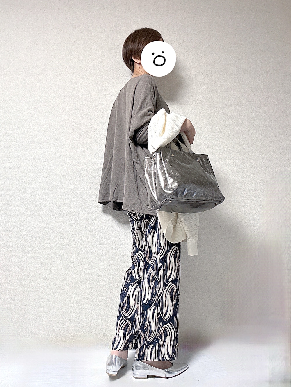 ブラウン系のニット/セーター、ブルー系のその他パンツ、その他のトートバッグを着用したレディースの秋コーディネートの2枚目の写真