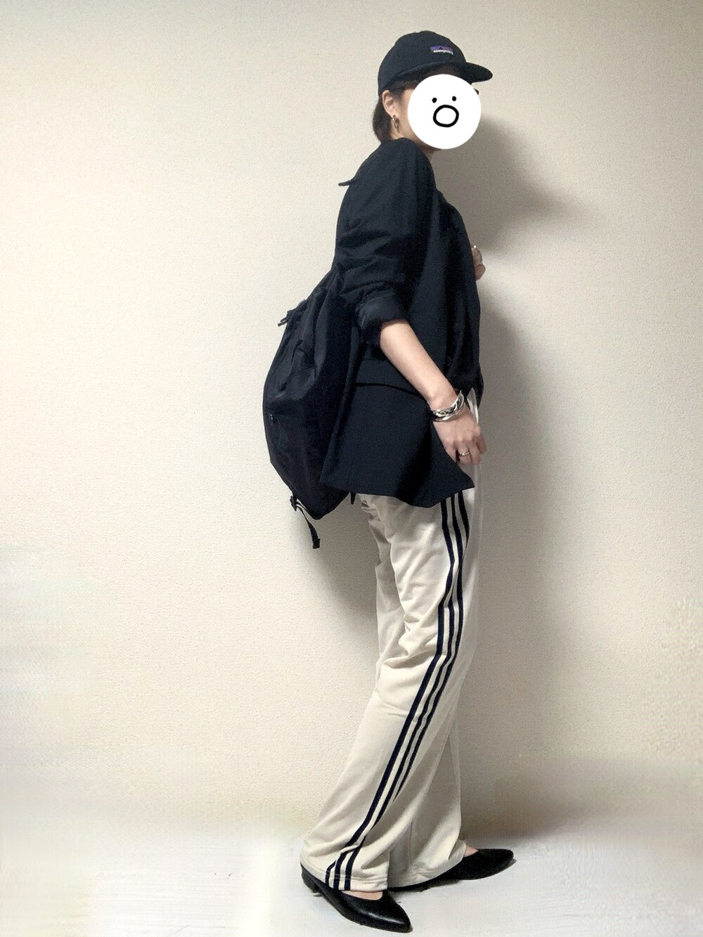 ブラック系のその他シューズ、ベージュ系のその他パンツ、ブラック系のテーラードジャケットを着用したレディースの春コーディネートの2枚目の写真