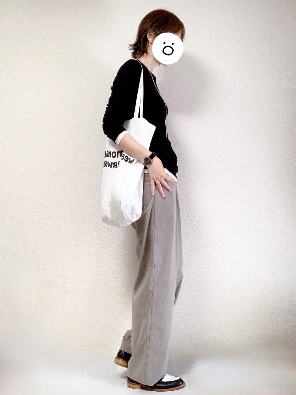 その他のローファー、ブラウン系のその他パンツ、ホワイト系のトートバッグを着用したレディースの秋コーディネートの2枚目の写真