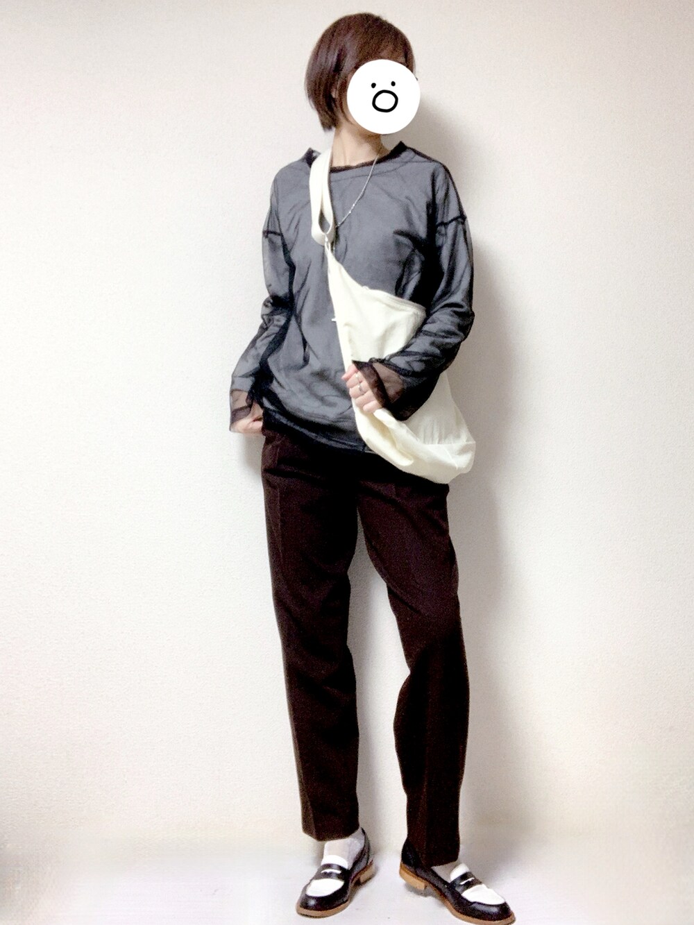 ホワイト系のショルダーバッグ、その他のローファー、ブラウン系のスラックスを着用したレディースの冬コーディネートの2枚目の写真