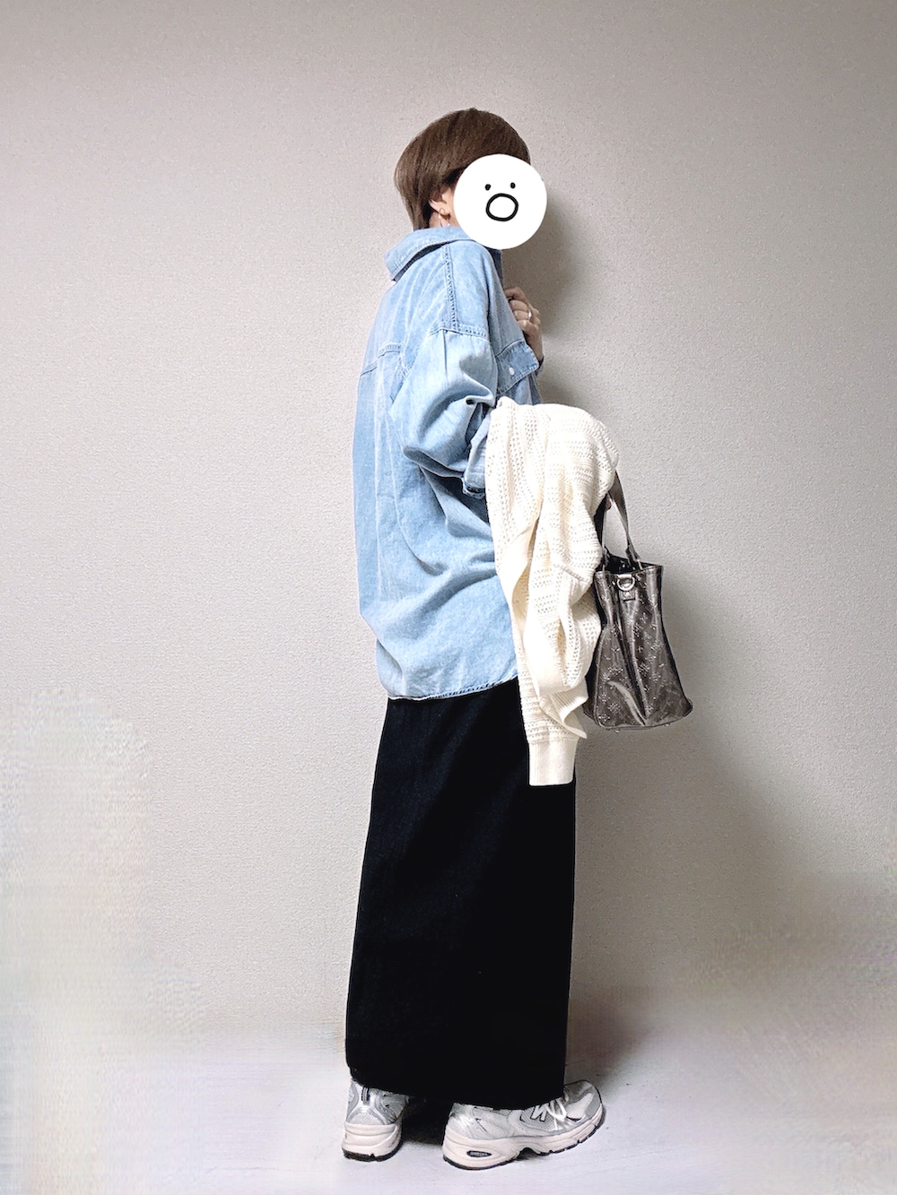 ブルー系のシャツ/ブラウス、ホワイト系のスニーカー、ブラック系のデニムスカートを着用したレディースの春コーディネートの2枚目の写真