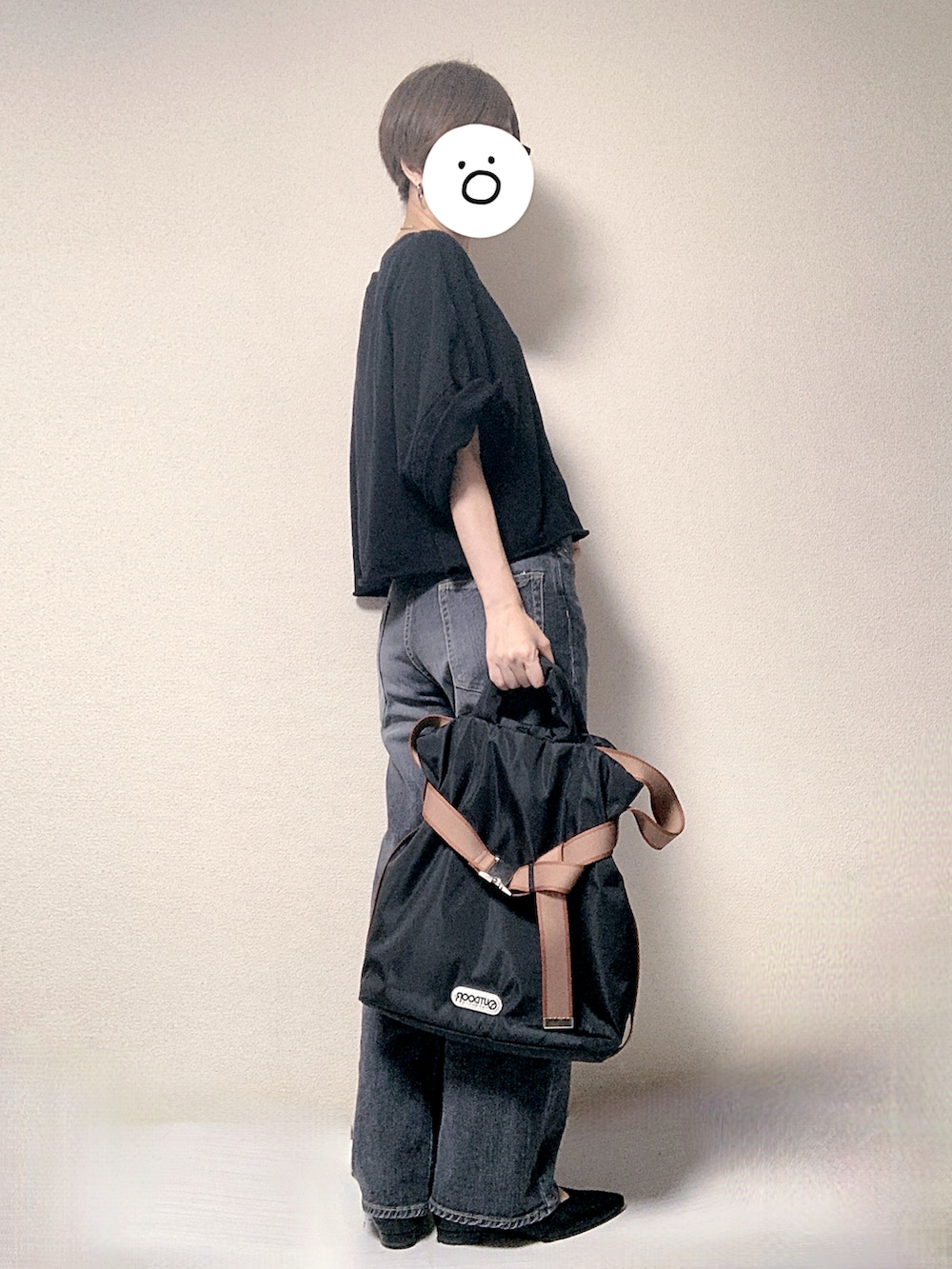 ブラック系のTシャツ/カットソー、グレー系のデニムパンツ、ブラック系のその他シューズを着用したレディースの秋コーディネートの2枚目の写真