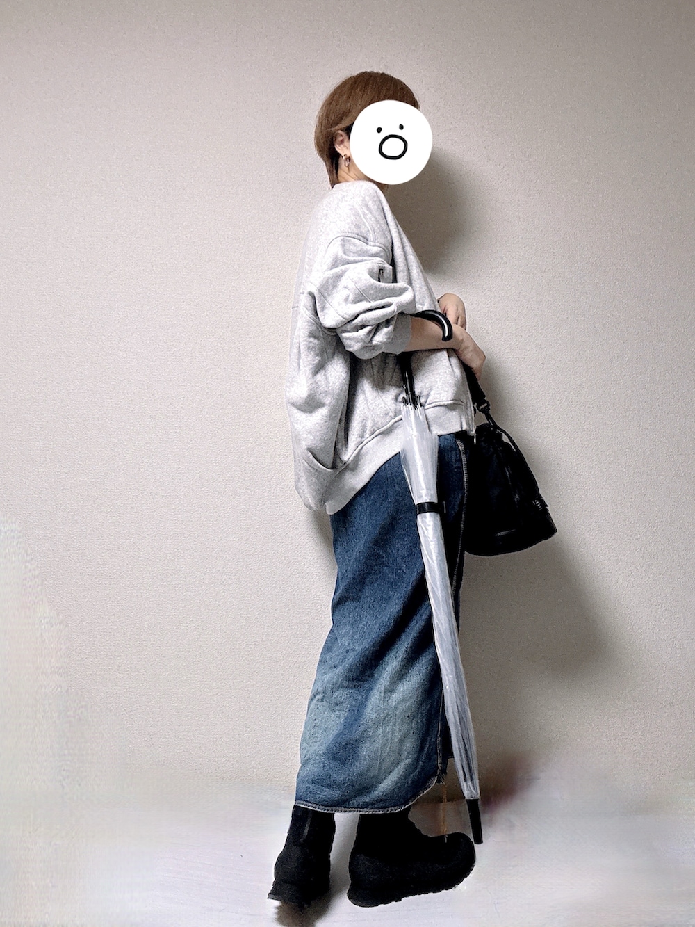 グレー系のブルゾン、ブルー系のシャツワンピース、ブラック系のTシャツ/カットソーを着用したレディースの夏コーディネートの2枚目の写真