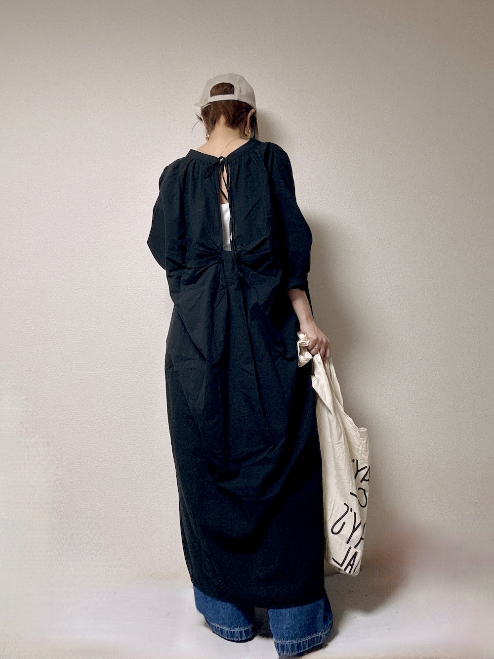 ブラック系のワンピース、ベージュ系のエコバッグ/サブバッグ、ブラック系のその他シューズを着用したレディースの夏コーディネートの2枚目の写真