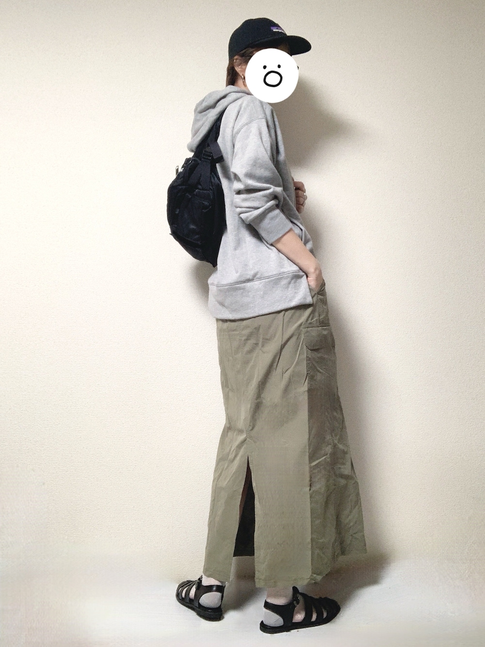 ブラック系のサンダル、グリーン系のスカート、グレー系のパーカーを着用したレディースの春コーディネートの2枚目の写真