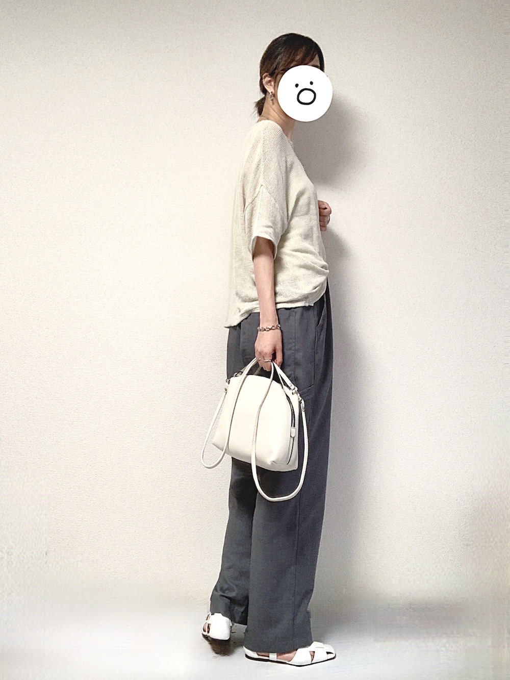 ホワイト系のTシャツ/カットソー、グレー系のその他パンツ、ホワイト系のショルダーバッグを着用したレディースの夏コーディネートの2枚目の写真