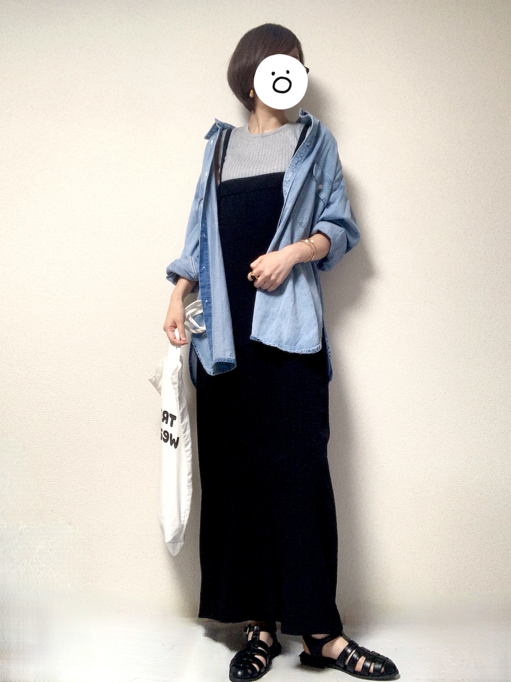 ブラック系のサンダル、ホワイト系のトートバッグ、ブラック系のワンピースを着用したレディースの春コーディネートの2枚目の写真