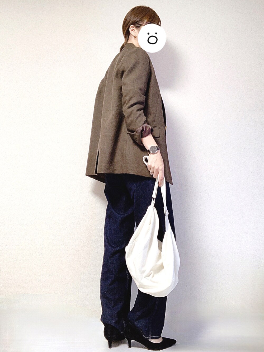 ホワイト系のショルダーバッグ、ブルー系のデニムパンツ、ブラック系のパンプスを着用したレディースの秋コーディネートの3枚目の写真