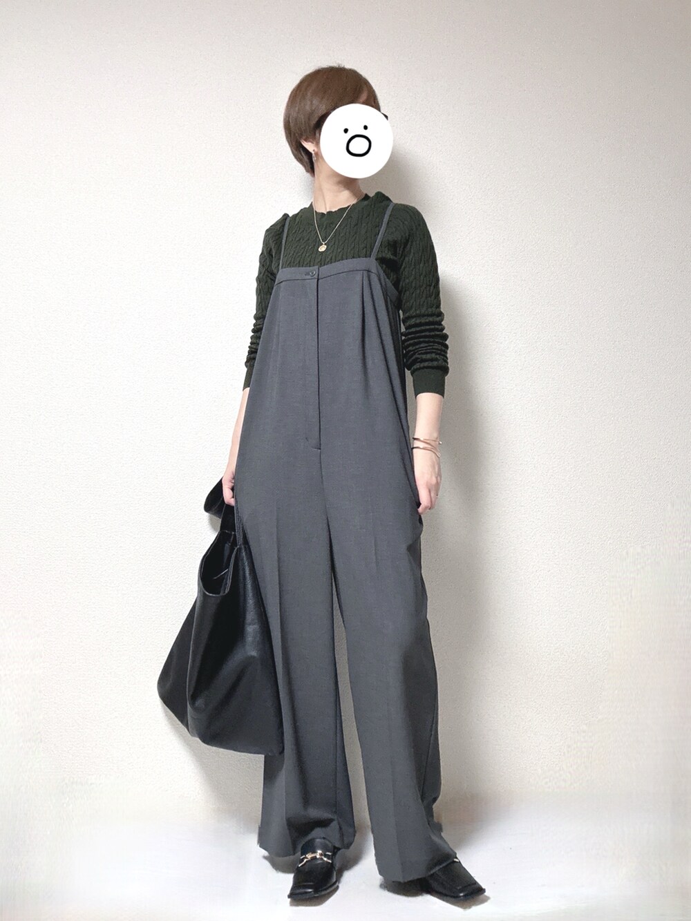 ホワイト系のその他アウター、グレー系のサロペット/オーバーオール、ブラック系のトートバッグを着用したレディースの冬コーディネートの2枚目の写真