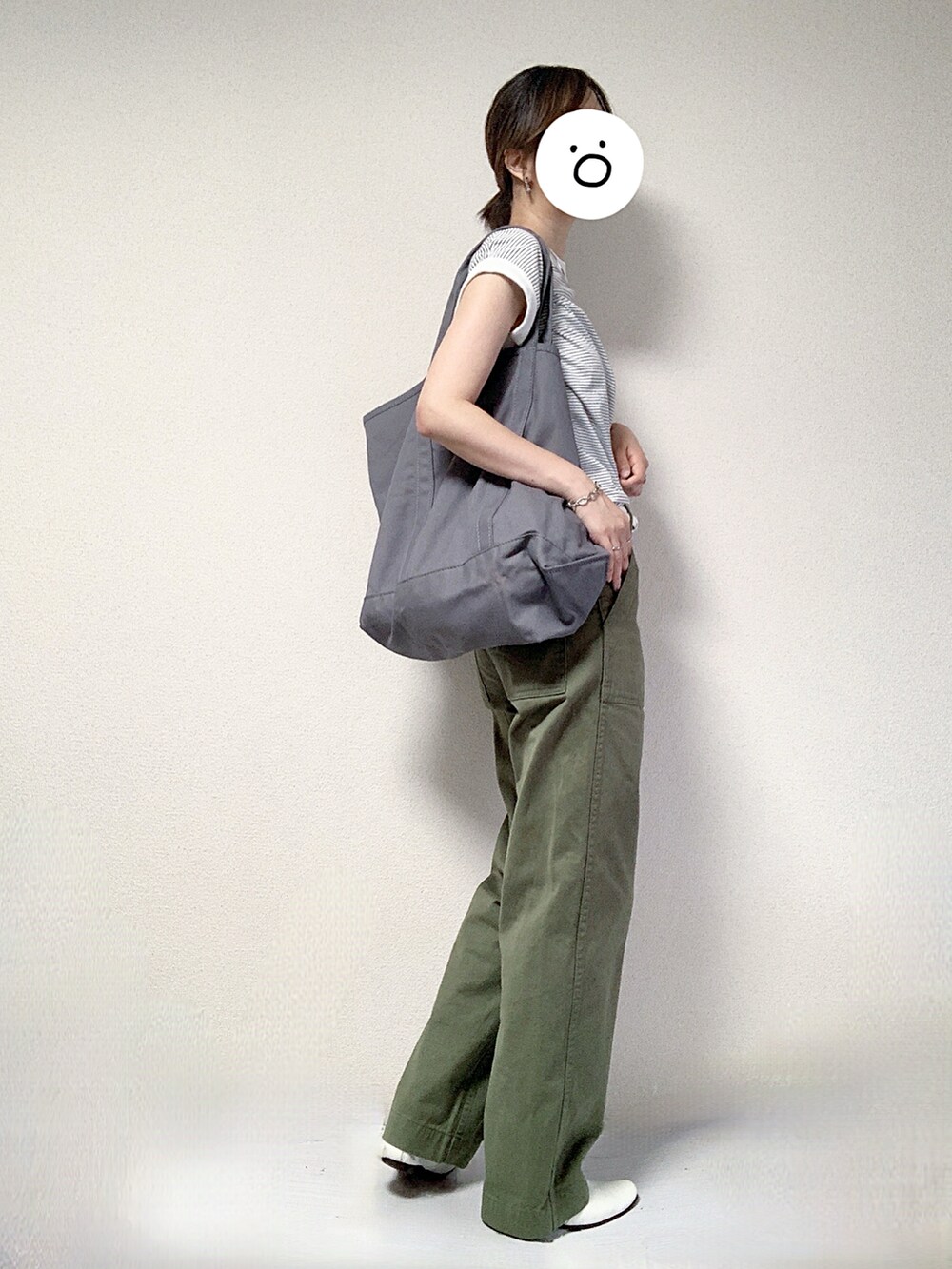 ホワイト系のTシャツ/カットソー、グリーン系のその他パンツ、グレー系のトートバッグを着用したレディースの夏コーディネートの2枚目の写真