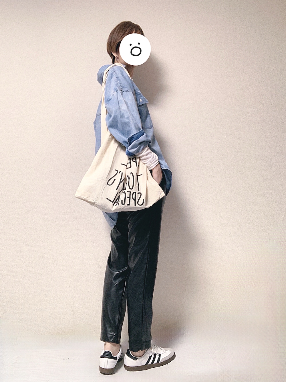 ブルー系のシャツ/ブラウス、ホワイト系のTシャツ/カットソー、ベージュ系のエコバッグ/サブバッグを着用したレディースの秋コーディネートの2枚目の写真