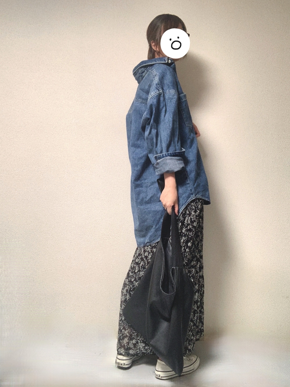 ホワイト系のスニーカー、ブラック系のスカート、ブラック系のトートバッグを着用したレディースの春コーディネートの2枚目の写真