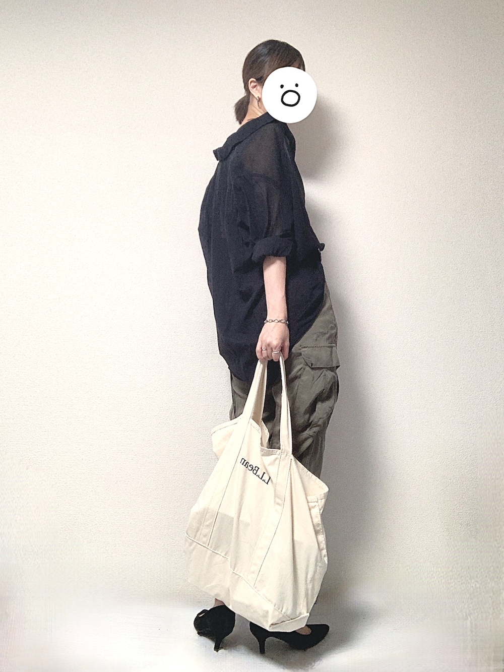 ブラック系のシャツ/ブラウス、ブラック系のタンクトップ、グリーン系のカーゴパンツを着用したレディースの夏コーディネートの2枚目の写真