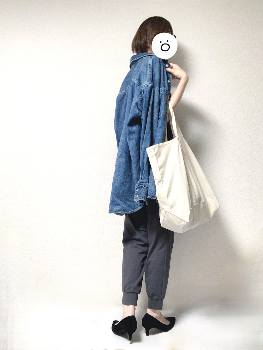 ブラック系のTシャツ/カットソー、ブルー系のシャツ/ブラウス、ホワイト系のトートバッグを着用したレディースの夏コーディネートの2枚目の写真