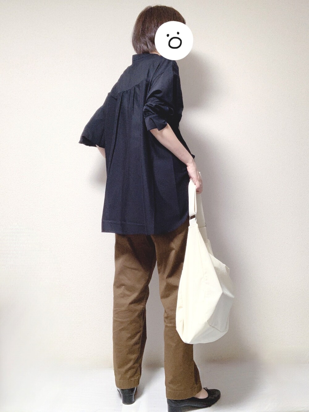 ブラック系のバレエシューズ、ブラウン系のチノパンツ、ブラック系のシャツ/ブラウスを着用したレディースの秋コーディネートの2枚目の写真