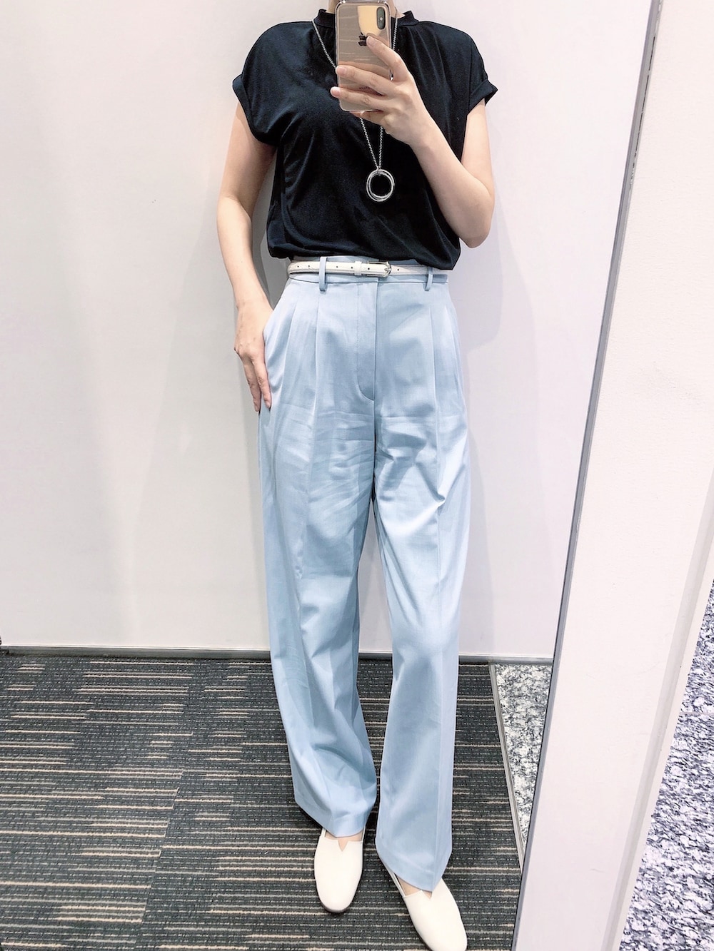 ベージュ系のトートバッグ、ブルー系のその他パンツ、ブルー系のTシャツ/カットソーを着用したレディースの夏コーディネートの2枚目の写真