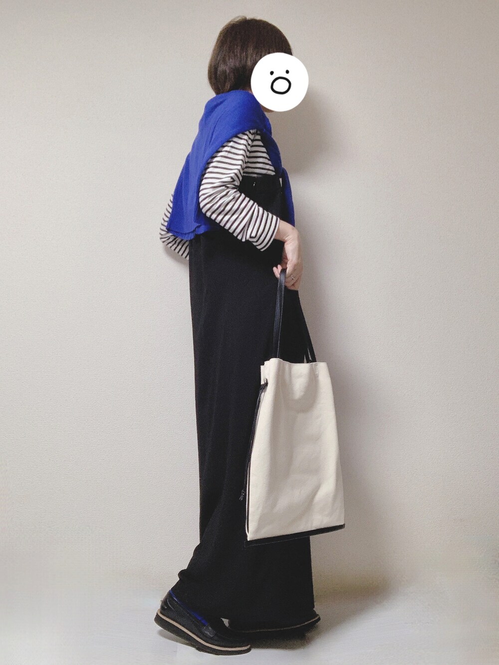 ブラック系のトートバッグ、ブラック系のワンピース、ブラック系のレインシューズを着用したレディースの秋コーディネートの2枚目の写真