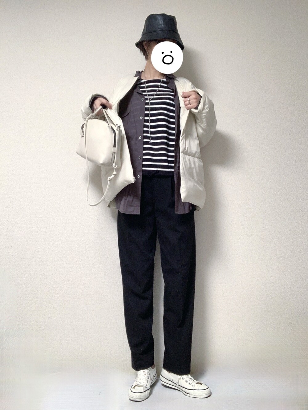 ホワイト系のスニーカー、ブルー系のスラックス、ホワイト系のショルダーバッグを着用したレディースの春コーディネートの2枚目の写真