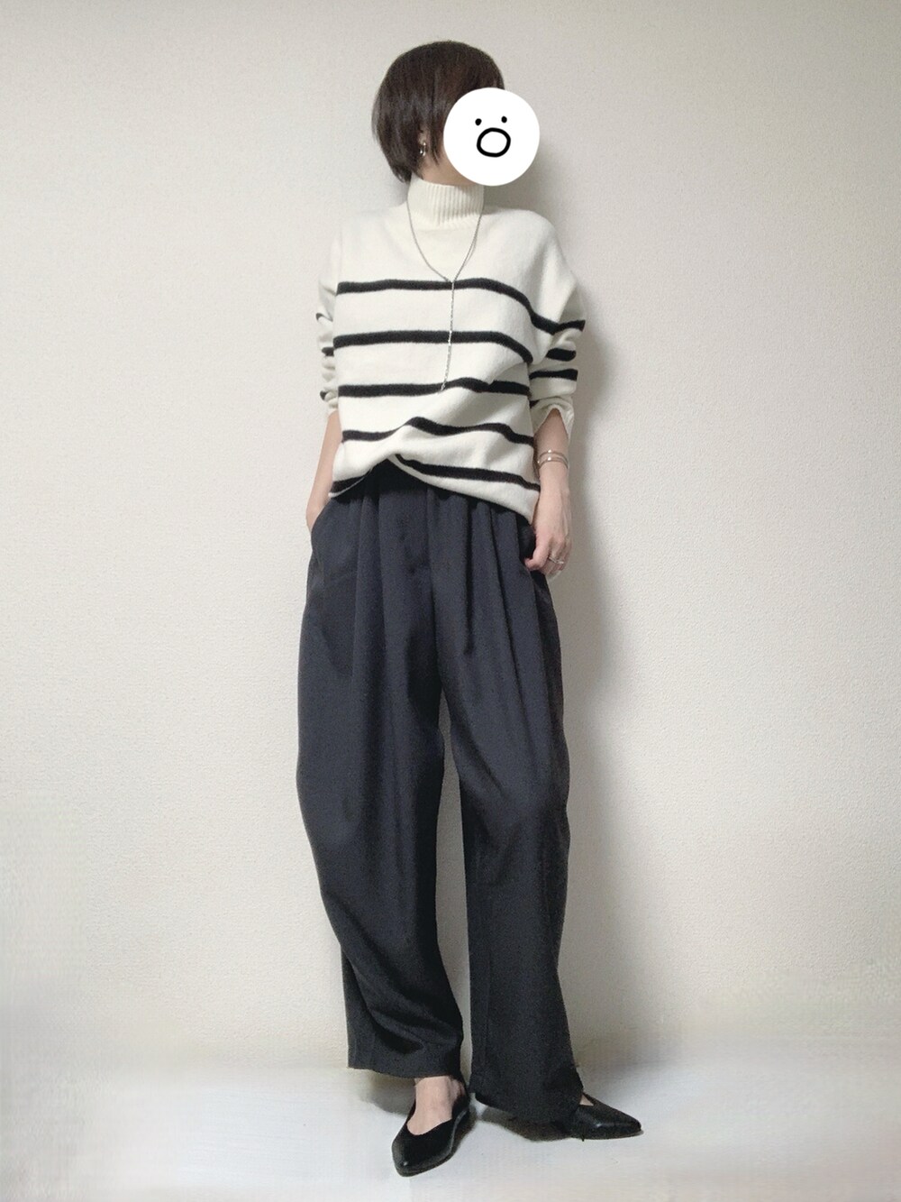 ブラック系のその他シューズ、グレー系のその他パンツ、ブラック系のトートバッグを着用したレディースの春コーディネートの2枚目の写真