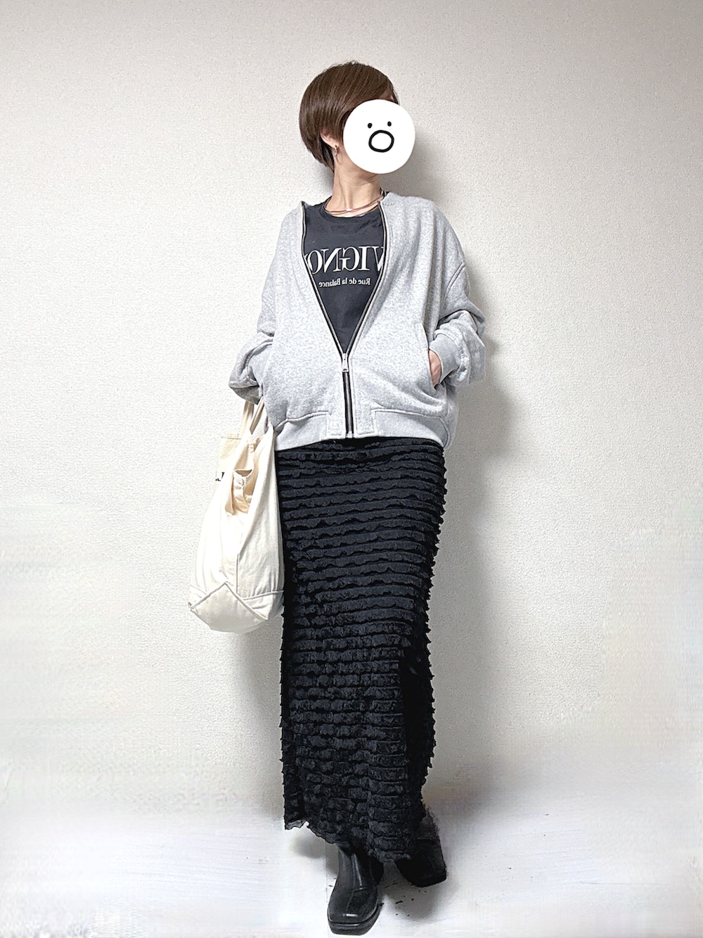 グレー系のブルゾン、グレー系のTシャツ/カットソー、ブラック系のスカートを着用したレディースの秋コーディネートの2枚目の写真