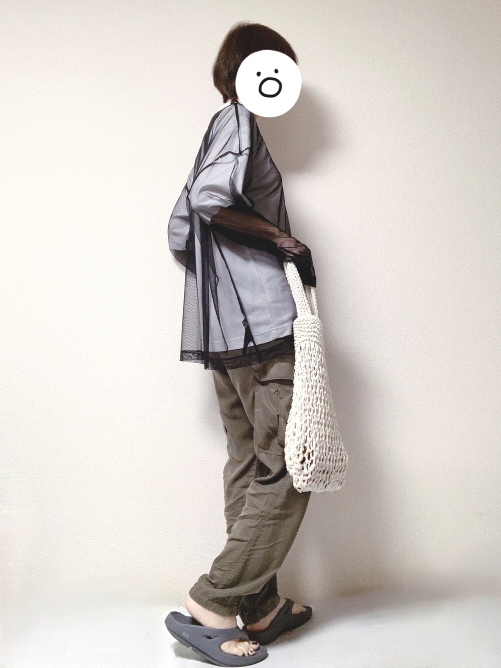 ブラック系のTシャツ/カットソー、ホワイト系のTシャツ/カットソー、グリーン系のカーゴパンツを着用したレディースの秋コーディネートの2枚目の写真