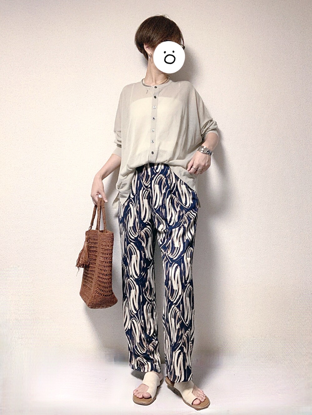 ベージュ系のカーディガン/ボレロ、ブラウン系のトートバッグ、ブルー系のその他パンツを着用したレディースの秋コーディネートの3枚目の写真