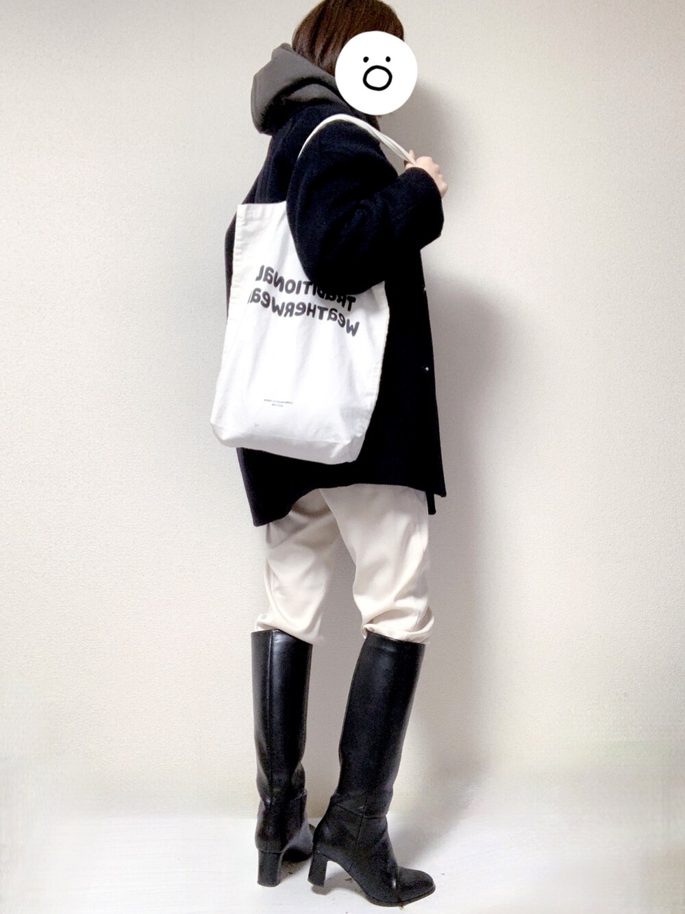 ブラック系のブーツ、ホワイト系のトートバッグ、ホワイト系のその他パンツを着用したレディースの冬コーディネートの2枚目の写真