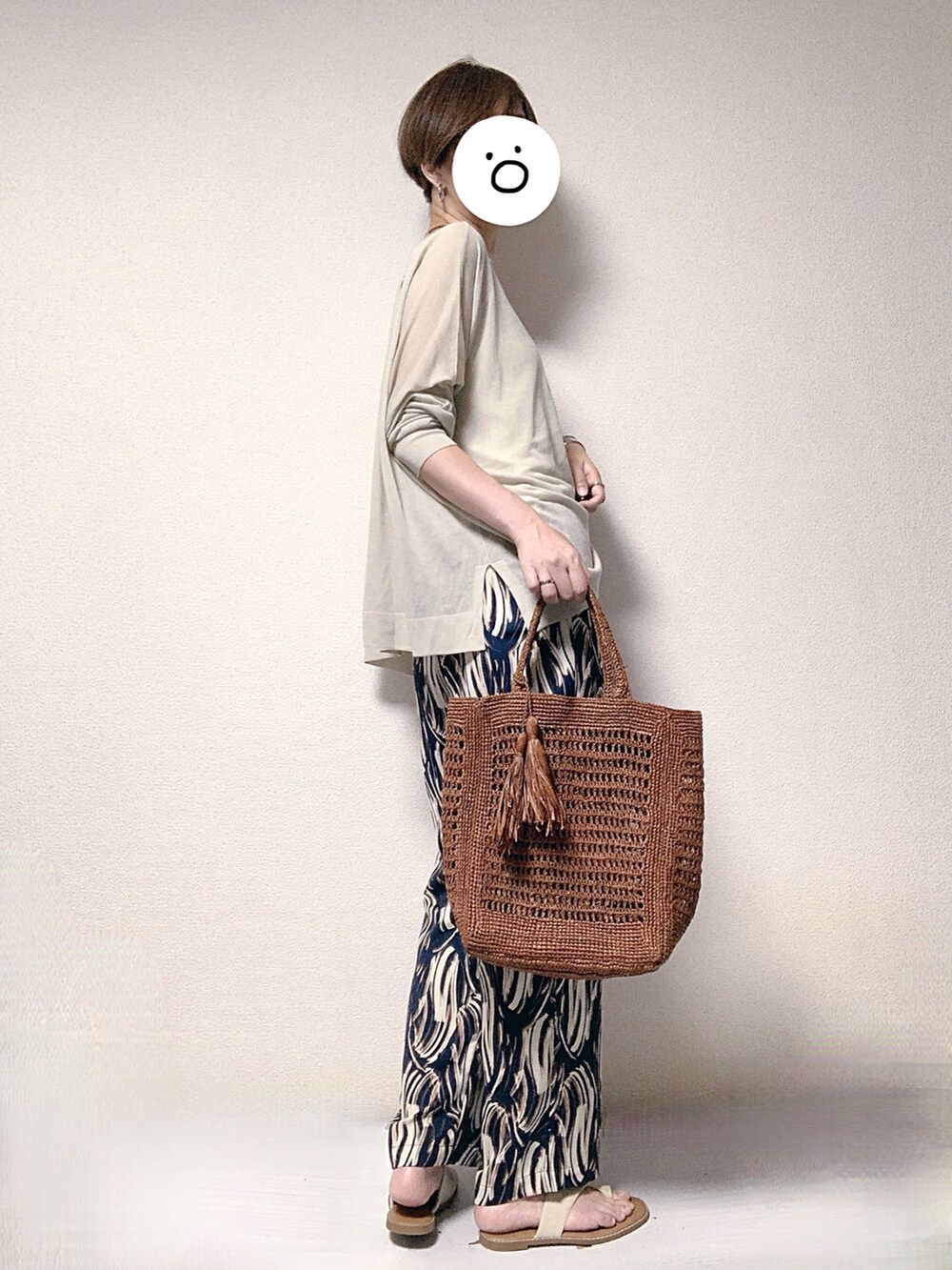 ベージュ系のカーディガン/ボレロ、ブラウン系のトートバッグ、ブルー系のその他パンツを着用したレディースの秋コーディネートの2枚目の写真