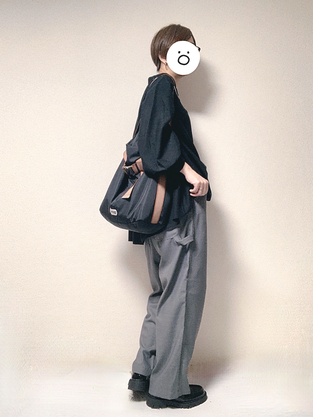 ブラック系のシャツ/ブラウス、グレー系のその他パンツ、ブラック系のトートバッグを着用したレディースの秋コーディネートの2枚目の写真