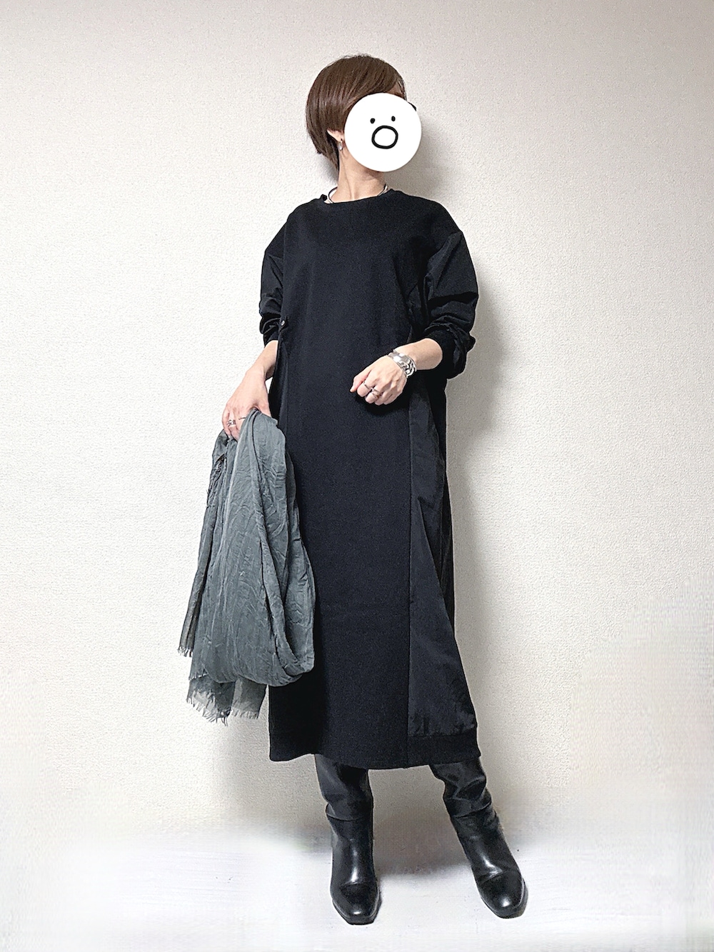 ブラック系のワンピース、ブラック系のトートバッグ、ブラック系のカーディガン/ボレロを着用したレディースの秋コーディネートの2枚目の写真