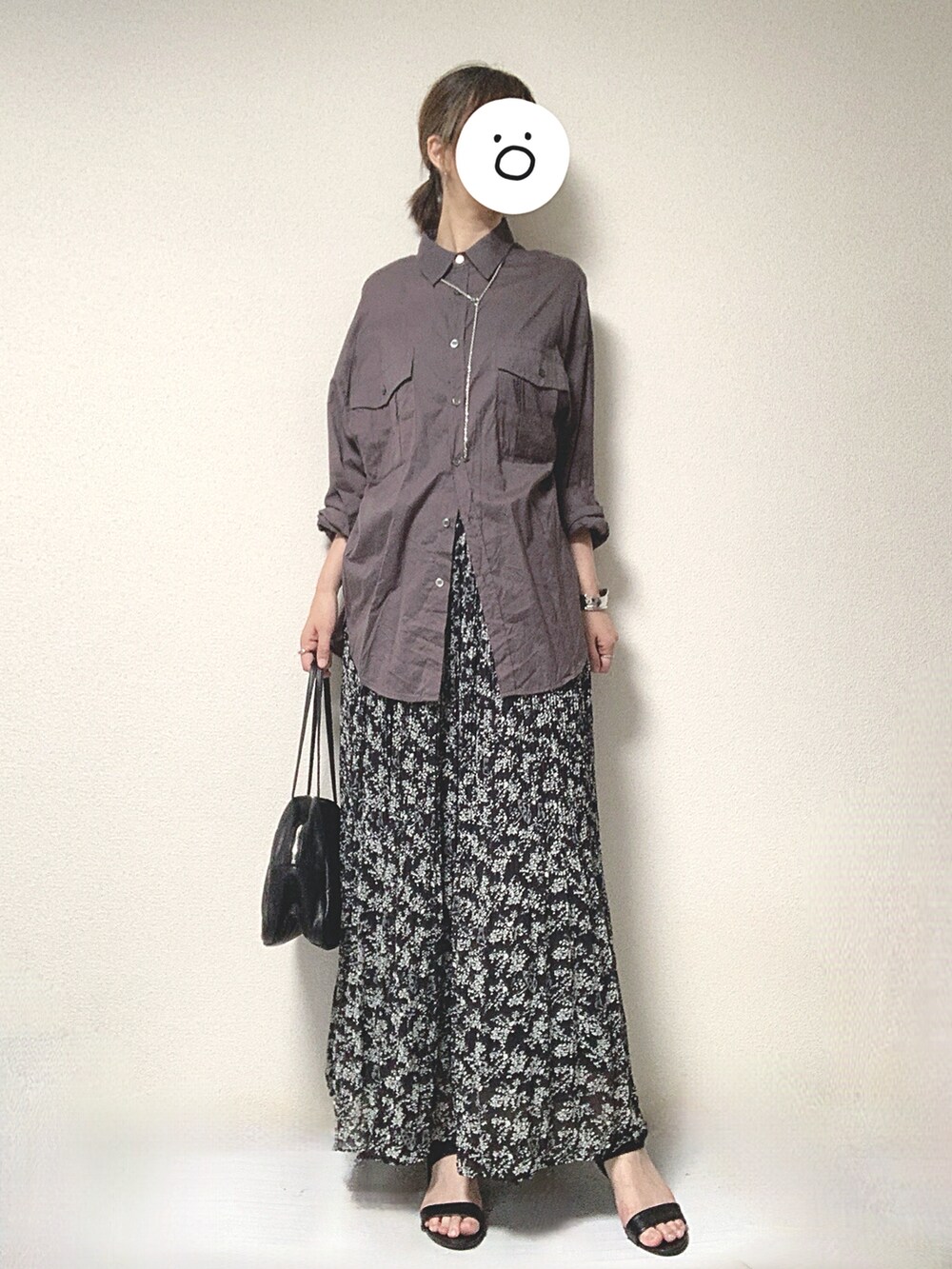 グレー系のシャツ/ブラウス、ブラック系のスカート、ブラック系のトートバッグを着用したレディースの夏コーディネートの2枚目の写真