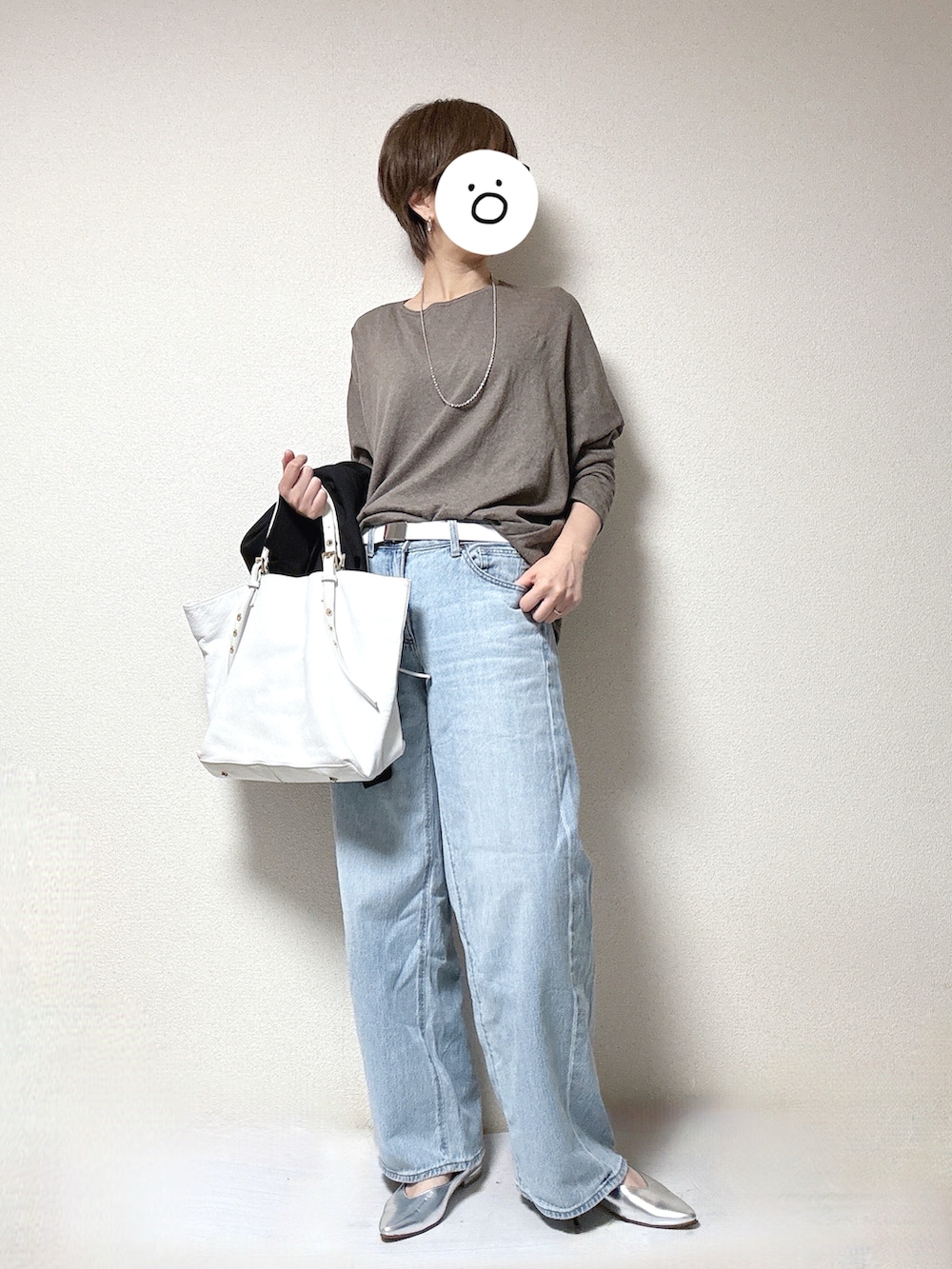 ブラック系のその他アウター、ブラウン系のニット/セーター、ブルー系のデニムパンツを着用したレディースの春コーディネートの2枚目の写真